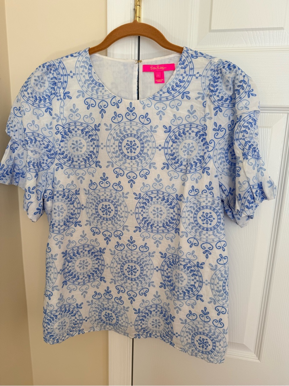 💕NWOT Lilly Pulitzer White Top with Blue Medallion Motif